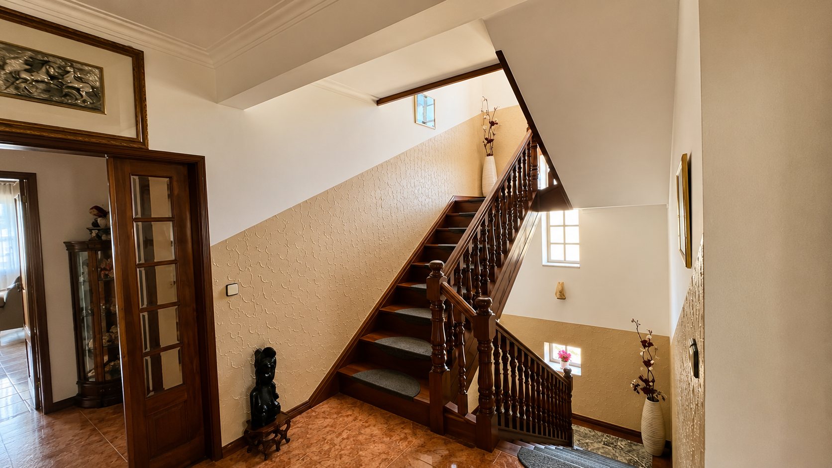 Eingangsbereich und Treppe der Villa CM135