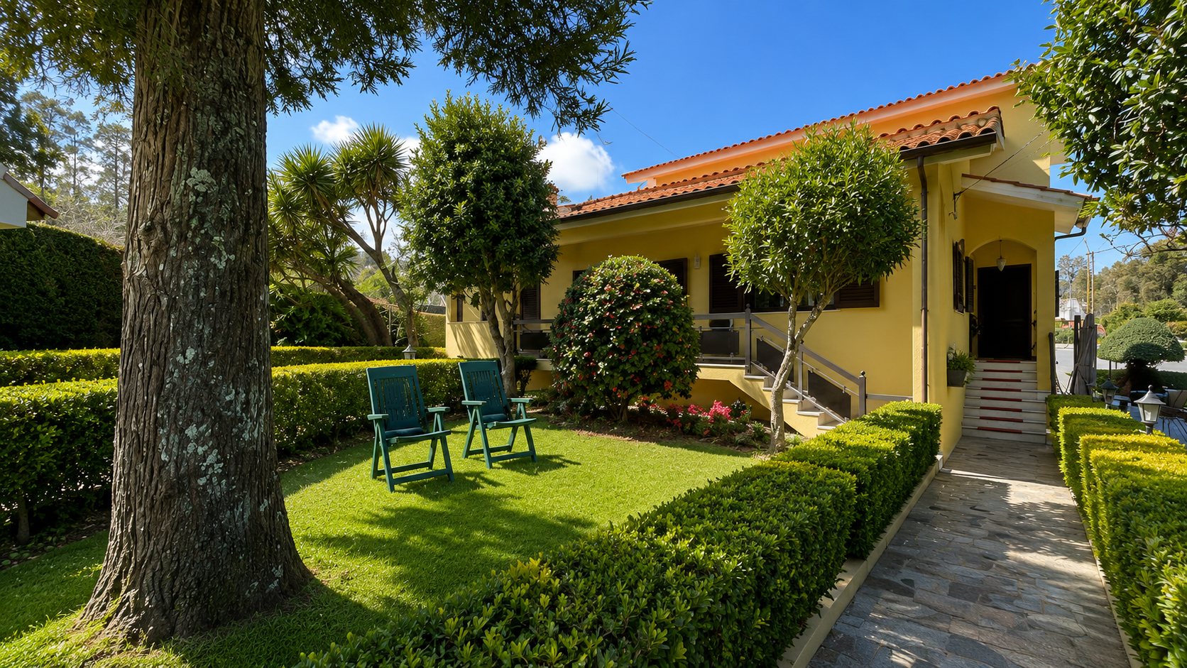 Frontansicht der Villa CM135 mit Garten