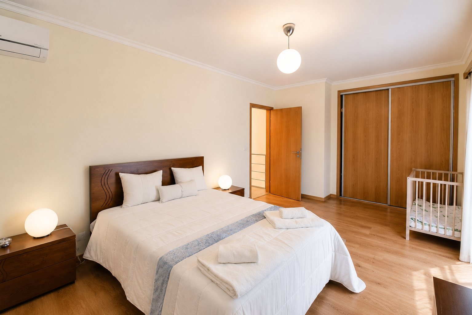 Schlafzimmer mit Doppelbett in CM87