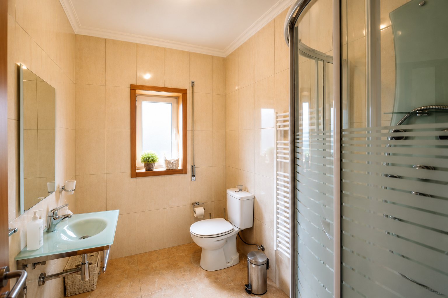 Badezimmer mit Dusche in CM87