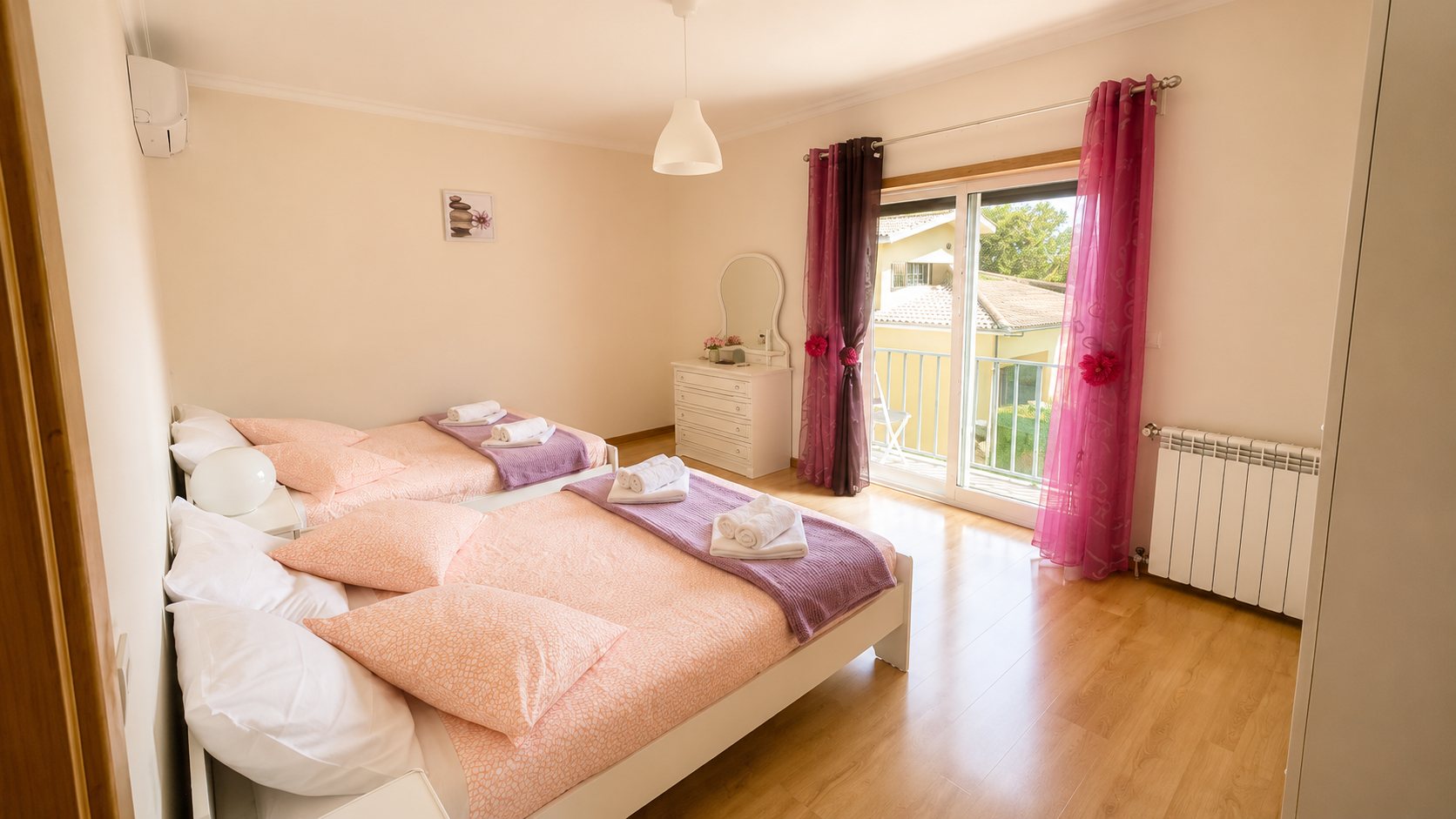 Schlafzimmer mit rosa Akzenten in CM89