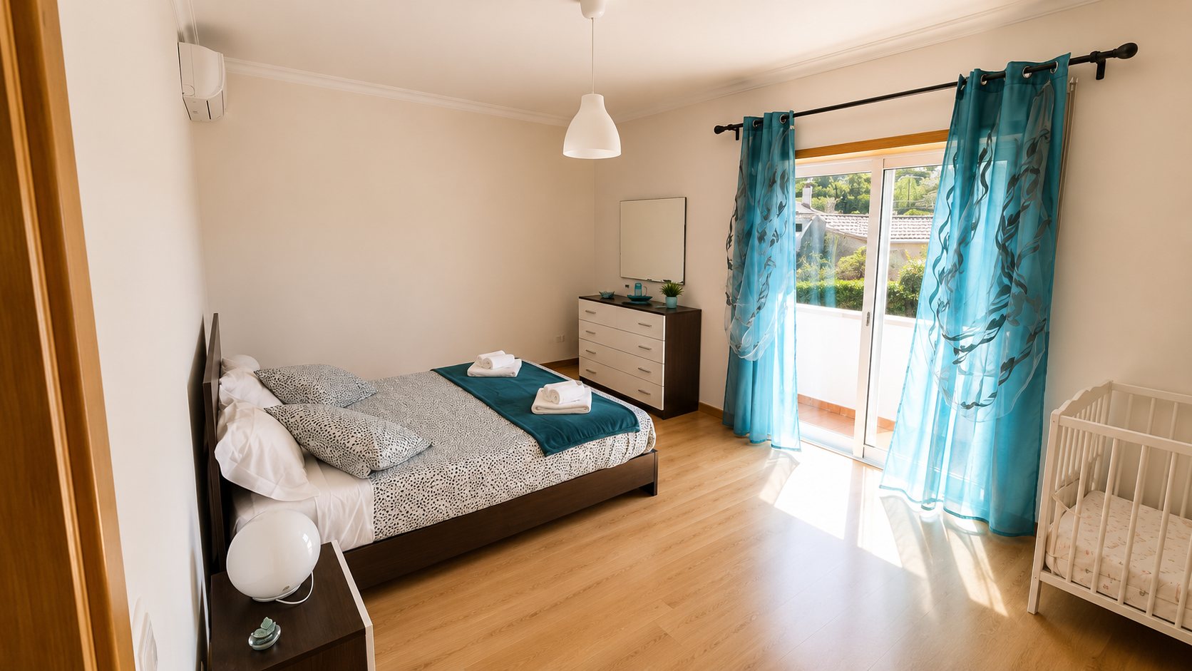 Schlafzimmer mit blauen Vorhängen in CM89